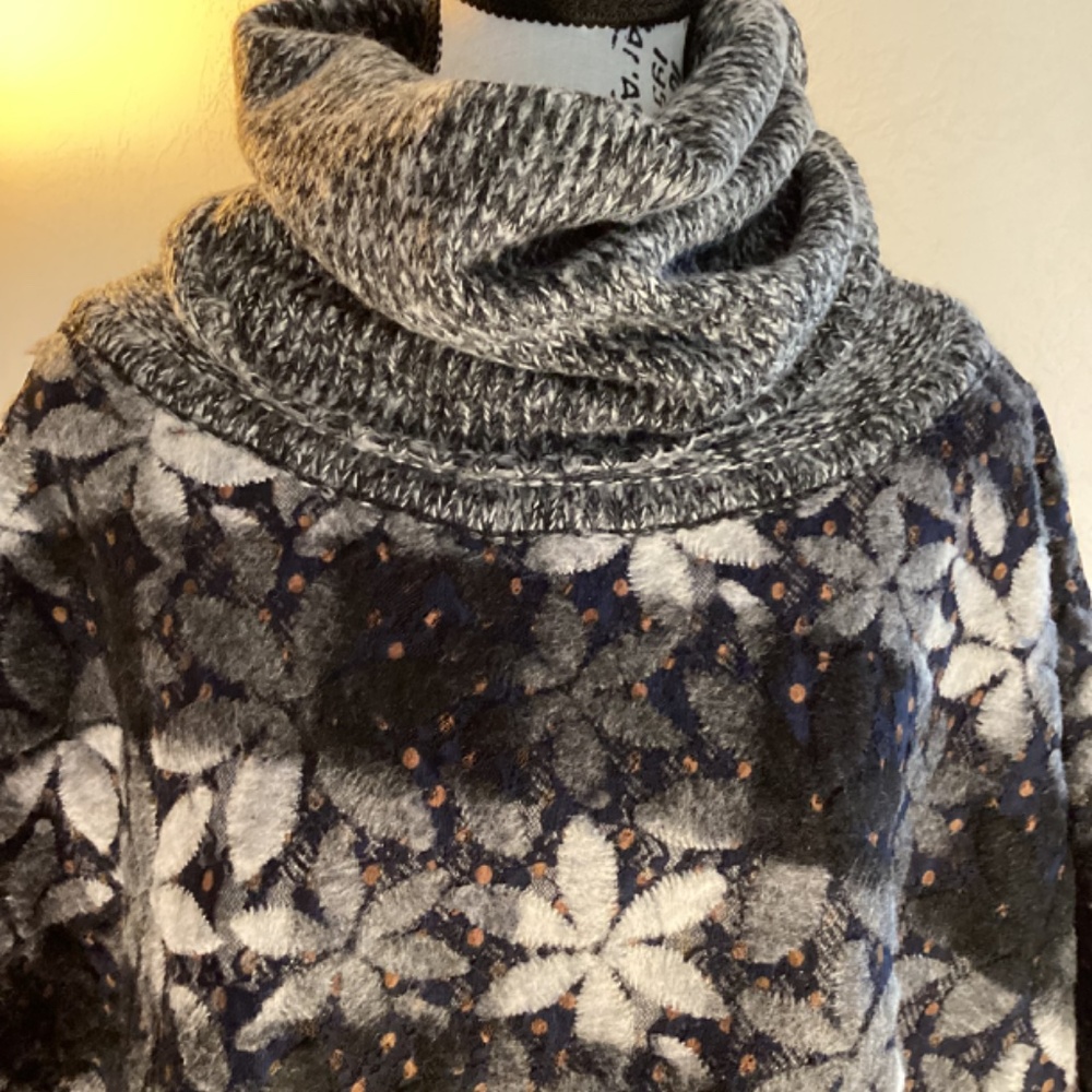 Wool Design Poncho - Picture 5 of 7